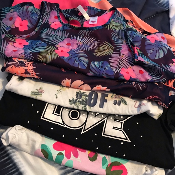 BUNDLE ALERT!!! 5 shirts for ONE single price - Picture 6 of 6